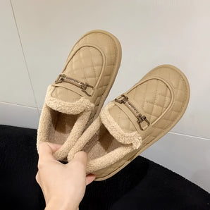 Beige fleece-lined quilted slippers with a buckle, designed for cozy winter wear, shown in Cachi size 40, featuring a synthetic rubber sole and stylish quilting.