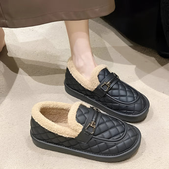 Beige quilted slippers with buckle, fleece-lined for warmth, displayed in Nero color variant, size 40, shown on a white background.
