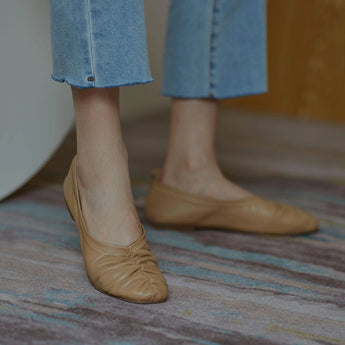 Beige women's soft leather ballet flats in khaki, EU size 40, designed as flexible slip-on shoes, displayed on a wooden floor.