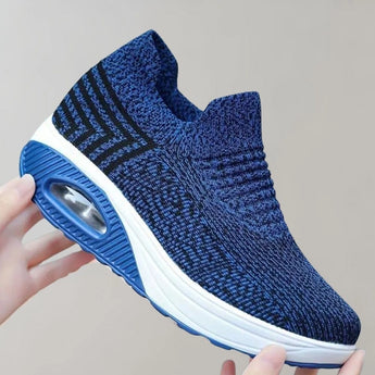 
A pair of black knit slip-on sneakers featuring a breathable and lightweight design, shown in a blue color variant, size 43. The sneakers are ideal for sports and casual wear, highlighting a comfortable fit suitable for athletic activities.