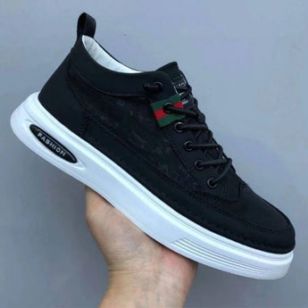 Black lace-up low-top sneakers for men featuring a fashionable and comfortable design, primarily in black with potential hints of grey and electric blue accents. Made from composite materials, suitable for walking, outdoor activities, and sportswear. Size 47.