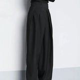 Black quick-dry sports shorts featuring an elastic waistband, shown in Nero color and XL size, worn by a person with focus on the waist and leg areas.