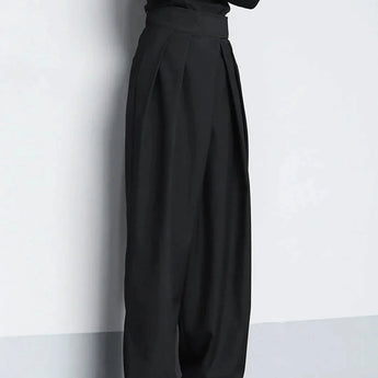 Black quick-dry sports shorts featuring an elastic waistband, shown in Nero color and XL size, worn by a person with focus on the waist and leg areas.
