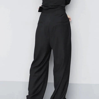 Black quick-dry sports shorts featuring a moisture-wicking fabric, elastic waistband, and a knee-length design.