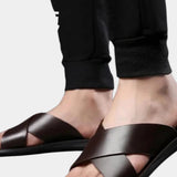 Black satin headband with a glossy finish, designed in a wide style for an elegant hair accessory.