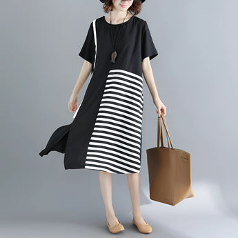 
A black and white asymmetric stripe summer midi dress with a loose fit, featuring a round neck, short sleeves, and a knee-length hem.