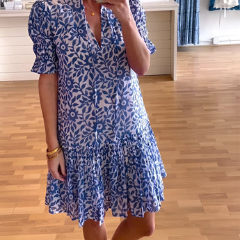 
A blue floral V-neck short sleeve summer dress for women displayed on a mannequin, showcasing the dress's knee-length design and fitted waist, size 3XL.