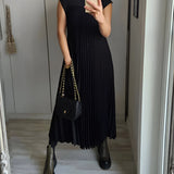 Brown elegant cap sleeve pleated maxi dress, featuring a flowing design perfect for summer, modeled in the Nero color in size 3XL, highlighting the dress's cap sleeves and pleated waist.