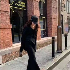 Chic Velvet Pants & Beret: Stylish Winter Streetwear