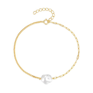 Elegant adjustable gold pearl bracelet with minimalist design for women, 17cm length, showcasing a delicate blend of natural materials and metal in a circular fashion accessory.
