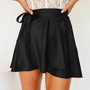 
Elegant black high-waisted satin shorts for evening wear in Nero color, size XL, displayed alongside a simple white T-shirt.