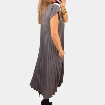 
A stylish white midi pleated dress with short sleeves, designed for a casual chic summer look, featuring a fitted waist and a flowing skirt.