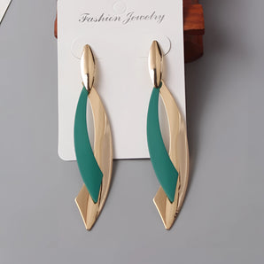 Gold feather and green leaf dangle earrings featuring a chic modern design, highlighting natural materials and elegant craftsmanship.
