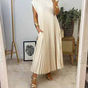 Gray pleated maxi dress with short sleeves, worn by a person accessorized with sunglasses, showcasing an elegant and versatile style.