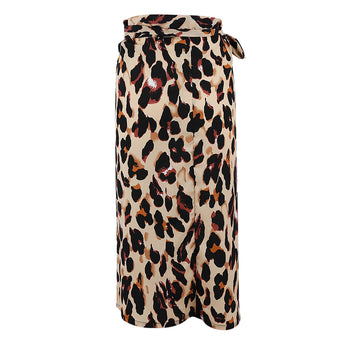 Leopard print high-waist midi skirt with a bold animal pattern, styled on a mannequin, showcasing trendy women's fashion.