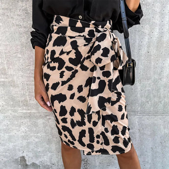 Leopard print high-waist midi skirt in XL, styled with a trendy day dress outfit, featuring a model showcasing the skirt with sunglasses and a stylish hairstyle.