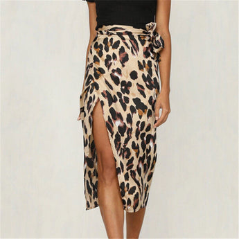 Leopard print high-waist midi skirt on a model, showcasing trendy women's fashion with a sophisticated animal print design. The skirt is styled as part of a fashionable outfit, highlighting its fit around the waist and its flowy midi length.