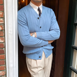 
A light blue vintage pinstripe blazer in a slim fit, featuring a classic collar and long sleeves, suitable for business casual wear.