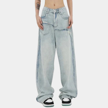 
A person wearing light-wash high-waisted baggy jeans with elastic cuffs in a light blue color, size 2XL. The jeans feature a relaxed fit around the thighs and knees, with a comfortable waistband, styled in a modern casual fashion.