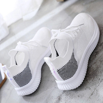 Lightweight mesh running shoe in black and white stripes with a non-slip sole, displayed in size 40, featuring a breathable design and pattern suitable for athletic use.