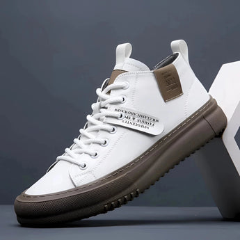 Men's all-black leather low-top sneakers displayed on a white background, highlighting their stylish and urban design suitable for everyday wear.