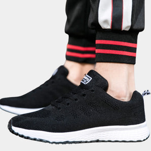 Men's black mesh running shoes featuring a lightweight and breathable design, ideal for comfort during physical activities.
