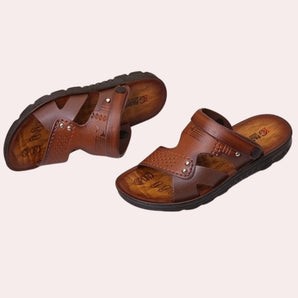 Men's brown leather sandals with adjustable straps, designed for comfort and breathability, suitable for outdoor activities.