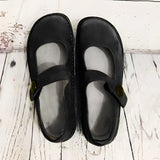 Men's brown suede slippers with adjustable strap, featuring a non-slip sole, providing comfort and stability.