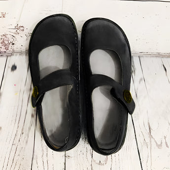 Men's brown suede slippers with adjustable strap, featuring a non-slip sole, providing comfort and stability.