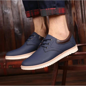 Navy blue men's low-top leather sneakers with a stylish and durable design, suitable for casual wear and walking, displayed against a fashionable background.