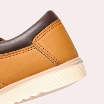 Navy blue men's low-top leather sneakers with a stylish and durable design, featuring a comfortable fit suitable for outdoor activities.