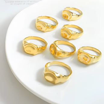 A 9mm lightweight ring plated in 18K gold, featuring a minimalistic design and weighing 4 grams.