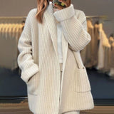 Oversized chunky knit cardigan in wit color, designed for women in an XXL size, showcasing a cozy and fashionable winter style. The image features a model wearing the cardigan with an open front, highlighting the long sleeves and soft texture, ideal for staying warm during the colder months.