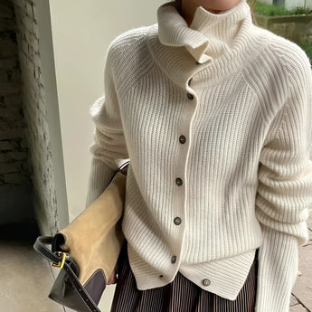 Oversized chunky knit women's turtleneck sweater in white with long sleeves and a cozy collar.