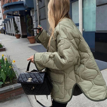 Oversized green women's quilted puffer jacket, lightweight and casual, suitable for autumn, with long sleeves.