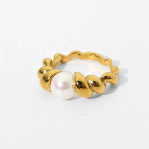 A lightweight 18K gold-plated stainless steel ring featuring a pearl, with a 16.43mm band.