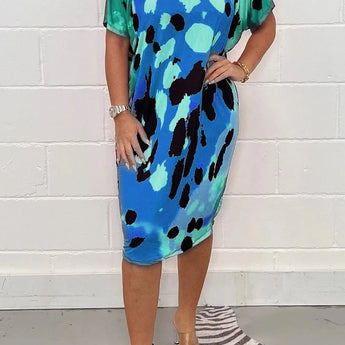 
Plus size blue satin dress featuring a leopard print design, styled for summer parties. The dress includes short sleeves and a flattering neckline, suitable for a chic and stylish look.