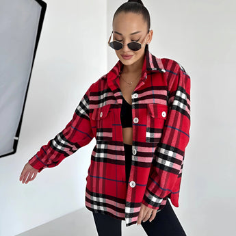 Trendy women's oversized plaid jacket in a chic tartan pattern, worn by a woman standing confidently with sunglasses, showcasing the shoulder and sleeve details for a stylish autumn streetwear look.