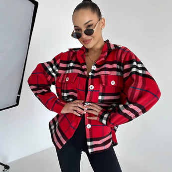Trendy women's oversized plaid jacket in a chic tartan pattern, perfect for autumn streetwear, worn by a woman who is accessorized with stylish sunglasses.