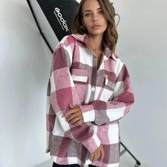Trendy women's oversized plaid jacket featuring a chic tartan pattern in shades of pink, showcasing a wide collar, long sleeves, and casual streetwear style suitable for autumn.