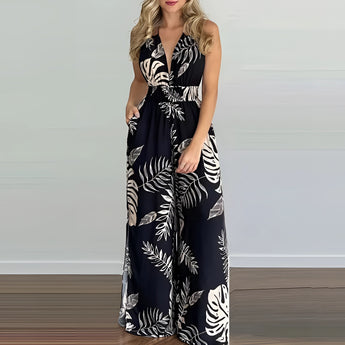 Tropical print halter maxi dress in Nero color, designed as a one-piece garment. Suitable for beach weddings and resort wear, the dress features a flowing skirt that extends to the ankles and a fitted waist for an elegant silhouette. Tailored for a 2XL size, it showcases a sleeveless design with a stylish halter neckline.