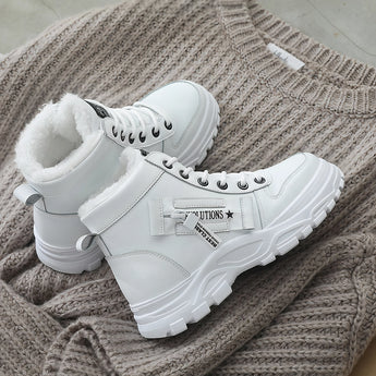 White platform chunky sneakers with a lace-up design, featuring a trendy streetwear style suitable for outdoor activities. The shoes are displayed on a wooden floor, highlighting their sporty and fashionable appeal.