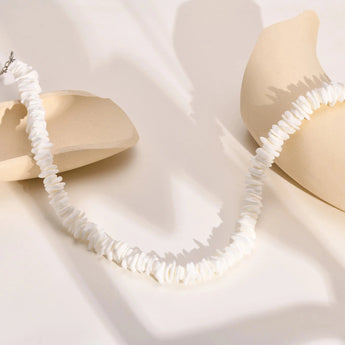 White shell choker necklace with bohemian design, featuring beige and white shells, ideal for beachwear and bridal accessories.