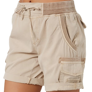 Women's beige cargo shorts in a cachi color, featuring a lightweight fabric, elastic waist, and practical pockets, suitable for summer wear in size 3XL.