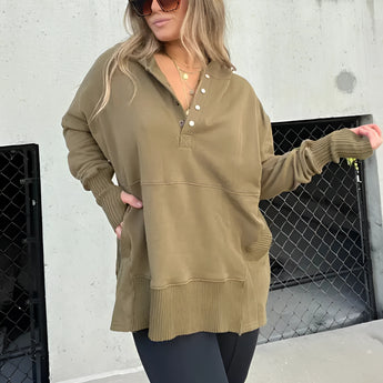
A woman wearing a deep khaki XXL casual buttoned pullover hoodie with ribbed cuffs, featuring a relaxed fit and soft fabric. The hoodie is styled with sunglasses, emphasizing a fashionable and comfortable look.