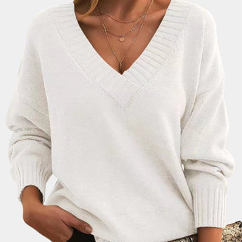 
A women's oversized V-neck sweater in beige, ideal for cozy fall days, featuring long sleeves and a relaxed fit, shown in a 2XL size.