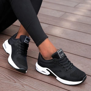 Women's black running sneakers featuring breathable mesh and a cushioned sole, shown in the color Nero and size 42, placed on a grey flooring surface.