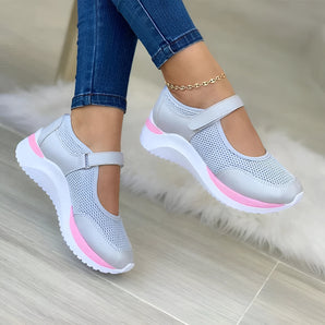 
A pair of women's breathable Mary Jane sneakers in gray, featuring a lightweight design suitable for walking. The shoes are made with textile materials and have a sporty appearance.