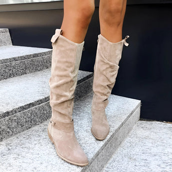 Women's brown suede slouchy knee-high boots in a bohemian fall style, featuring a beige color with a small hook and a 3CM heel, size 43, paired with a fashion-forward outfit.