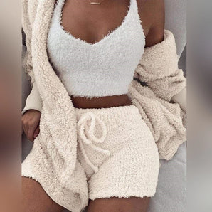
A beige women's cozy lounge set featuring fluffy shorts and a soft V-neck top, showcased in a 3XL size. The set includes comfortable outerwear with a focus on the shoulder and neck area, and is designed to cover the waist while providing a relaxed fit.